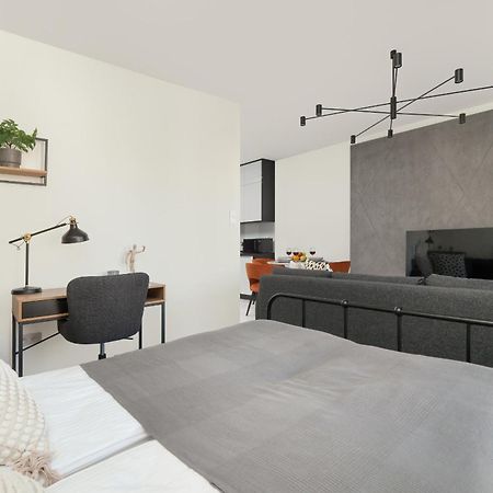 Luksusowe Studio W Lodzi Z Biurkiem, Balkonem I Klimatyzatorem By Renters Prestige エクステリア 写真